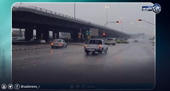 بالفيديو..الأمطار تغسل شوارع الرياض