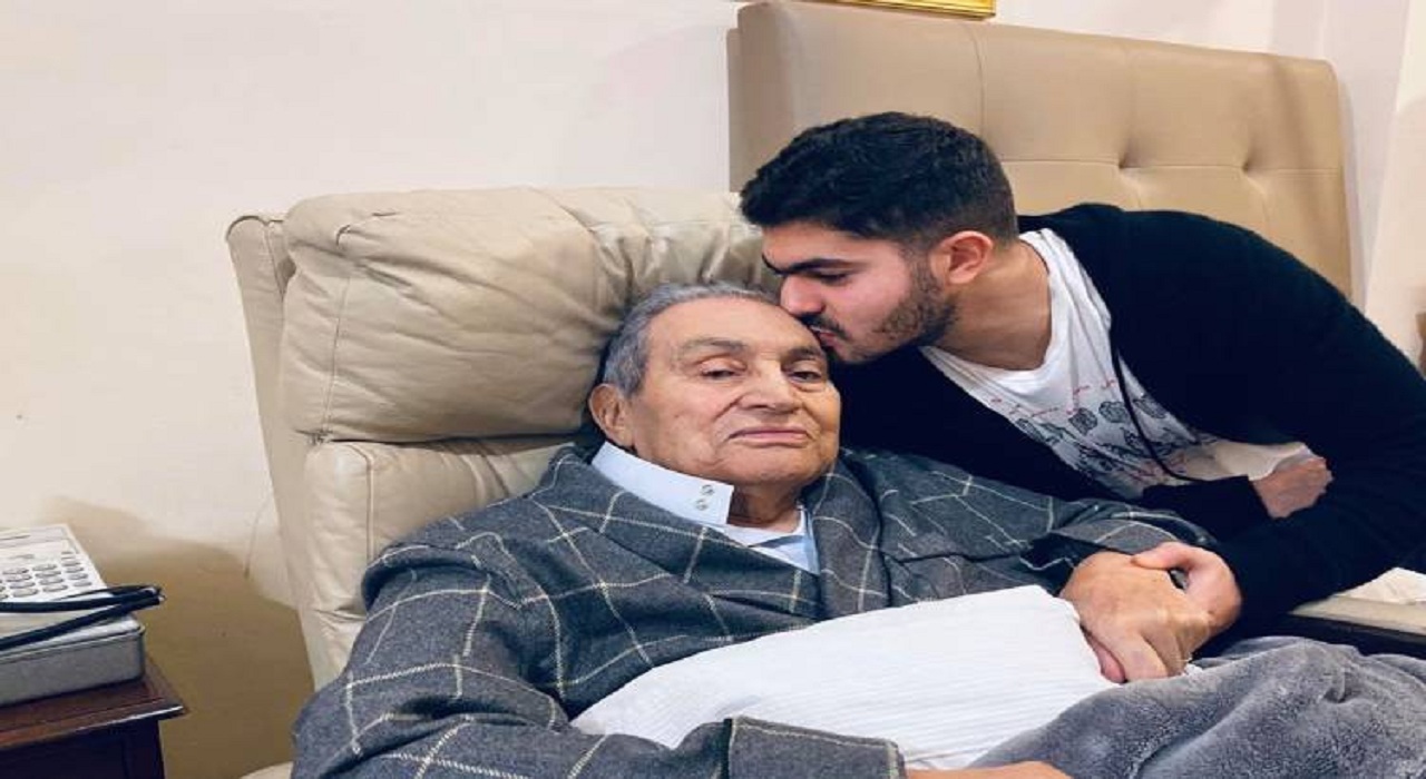 حفيد مبارك: «توفي جدي على سريره وأعدائه في السجن»