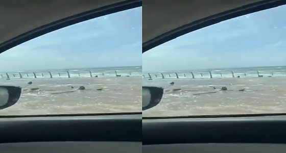 شاهد مياه البحر تجتاح الشوارع و المحلات على كورنيش جدة⁩