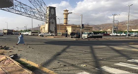 سائق شاحنة يسحق مركبة والعناية الآلهية تنقذ ركابها بأعجوبة في الباحة