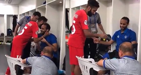 لاعب شباب الأهلي يعتذر من عطيف في غرفة تبديل الملابس (فيديو)