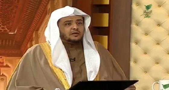 حكم من تسحر بعد أذان الفجر بالخطأ (فيديو)