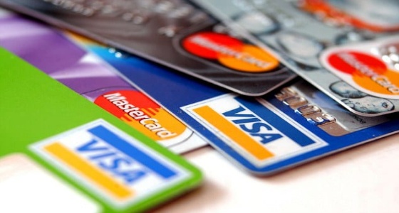 لا يحق للمحلات التجارية وضع رسوم إضافية لحامل بطاقة الائتمان