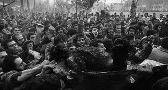 شاهد.. مليشيا إيران في العراق تُعيد تاريخ قتل وحرق «طباخة» الشاه