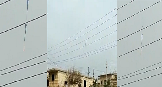 بالفيديو .. صاروخ يصيب مروحية تابعة للنظام السوري في حلب