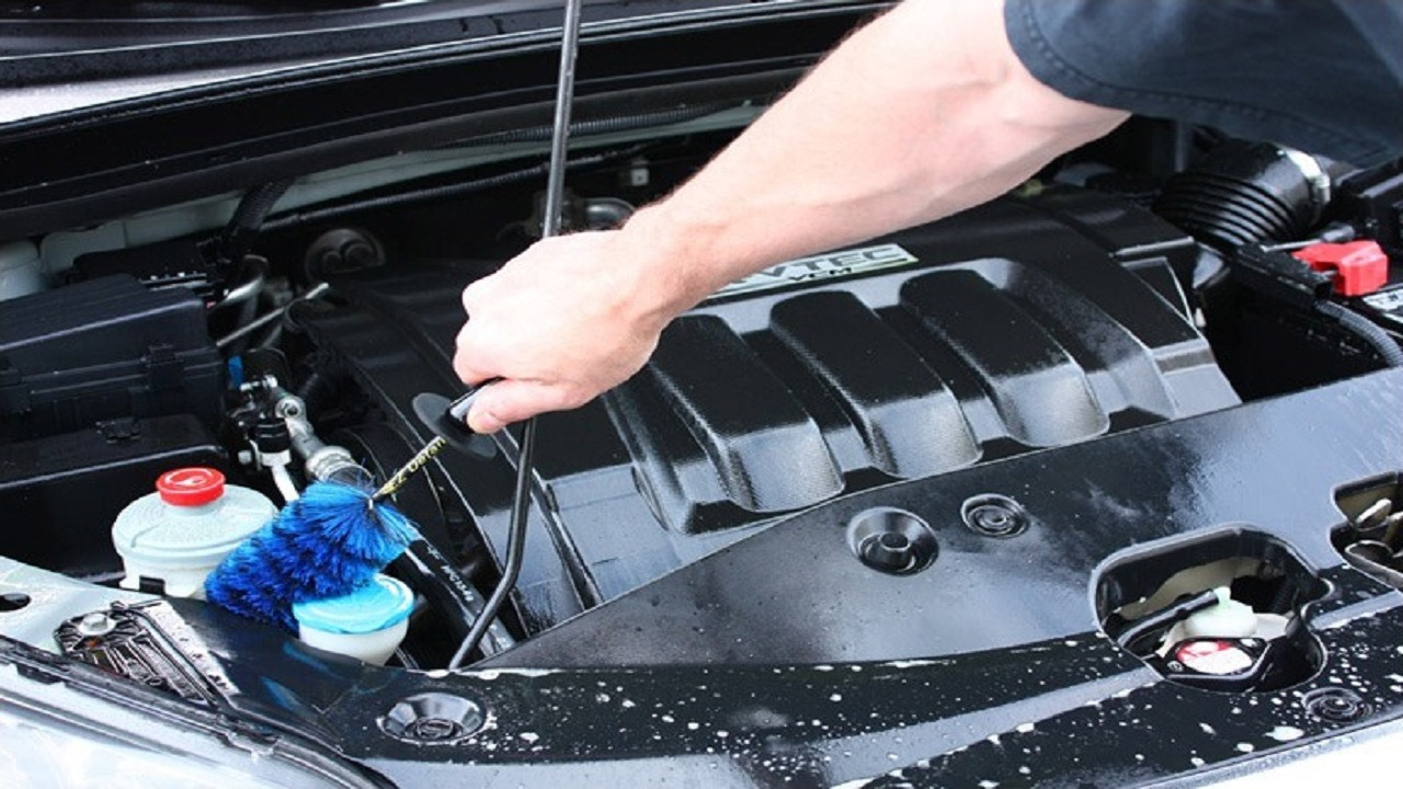 طريقة آمنة لتنظيف مجارى محرك السيارة