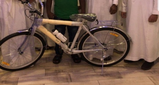 «تعليم مكة» تهدي عاملة نظافة «دراجة هوائية»