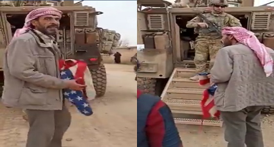 بالفيديو..سوري يمزق العلم الأمريكي صارخًا بوجه جندي: شو بدك بالبلد هون!