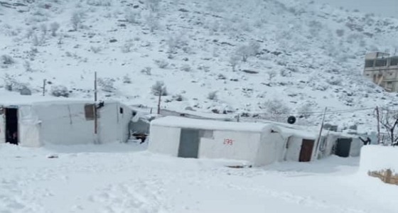 صورة تجسد معاناة اللاجئين السوريين في لبنان بـ «مخيمات الجليد»