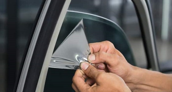 الطريقة الصحيحة لإزالة الملصقات من زجاج السيارة