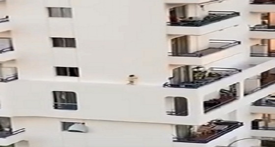 طفلة تسير خارج الشرفة لشقة في الطابق الرابع (فيديو)