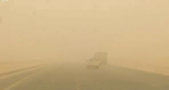 عاصفة ترابية تجتاح طريق الملك عبدالله بالمدينة