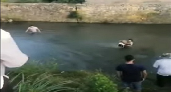 شاهد طفل يعود للحياة بعد أن غرق في أحد الأنهار