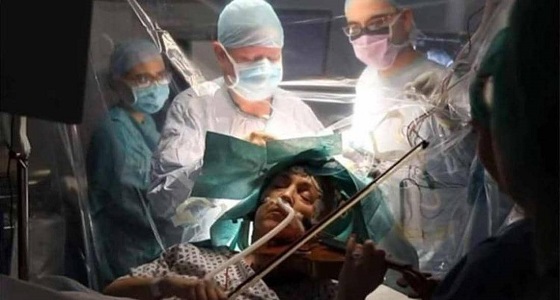 سيدة تعزف «الكمان» خلال خضوعها لجراحة بالمخ