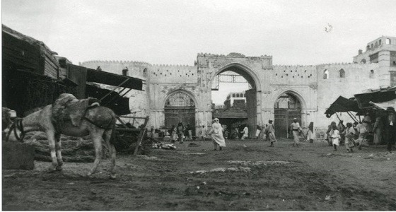 صورة قبل 82 عامًا لـ «باب مكة» الذي منع الغزاة من دخول جدة