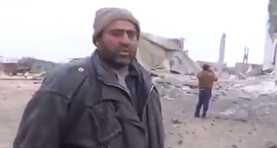 بالفيديو.. سوري يبكي بعد هدم منزله بغارة روسية ويصرخ: وين العرب