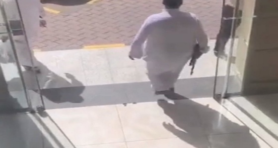 القبض على شخص حمل سلاح رشاش بمطعم في الرياض