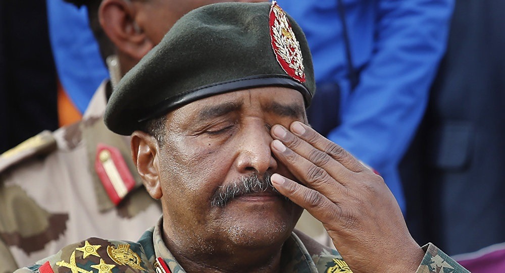 سقطة تضع رئيس المجلس الانتقالي السوداني في موقف محرج(صور)