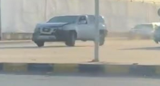 بالفيديو مطاردة وصدم متعمد بين سائقين على طريق الثمامة بالرياض
