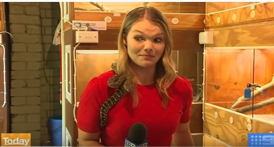 شاهد.. لحظة هجوم ثعبان على مذيعة بسبب «ميكرفون»