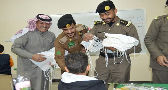 مدير مركز التنمية الاجتماعية بعرعر يتفقد المعرض المصاحب لحملة «أمنكم وسلامتكم هدفنا»