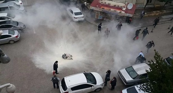 بالفيديو..غلاء المعيشة يدفع رجل تركي لإضرام النيران في نفس