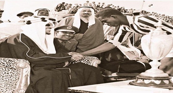 شاهد الملك سعود يُسلم الاتحاد كأس الدوري لعام 1383هـ