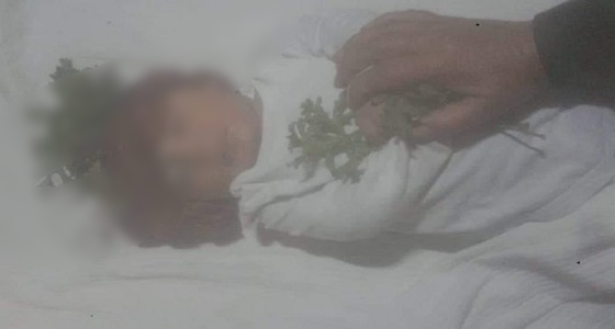 بالصورة..وفاة طفل نازح من شدة البرد في سوريا