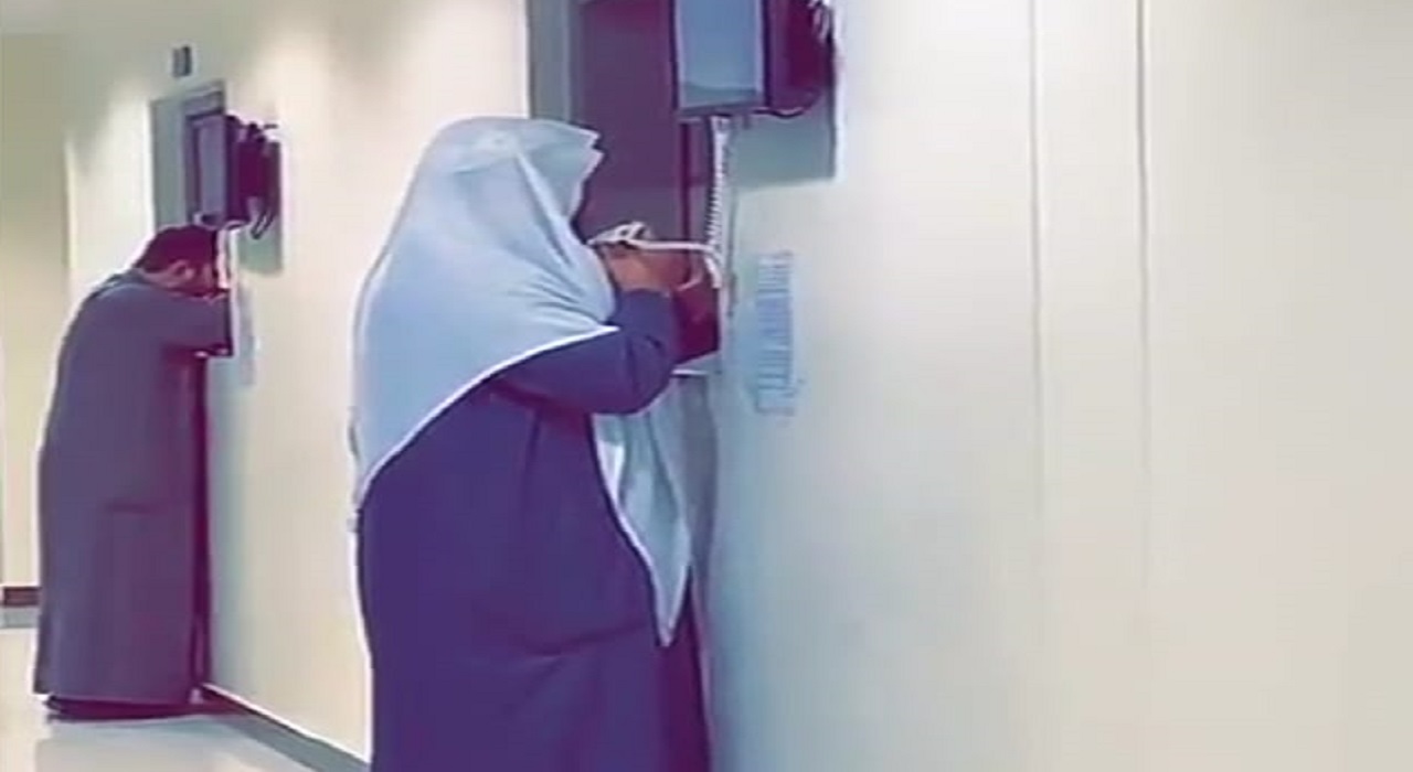 بالفيديو.. تلاوة مؤثرة لشيخ يقرأ القرآن الكريم للمرضى دون أن تربطه بهم أي علاقة