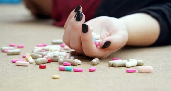 أب وأم يجبران ابنتهما علي الانتحار لشكهما في سلوكها 