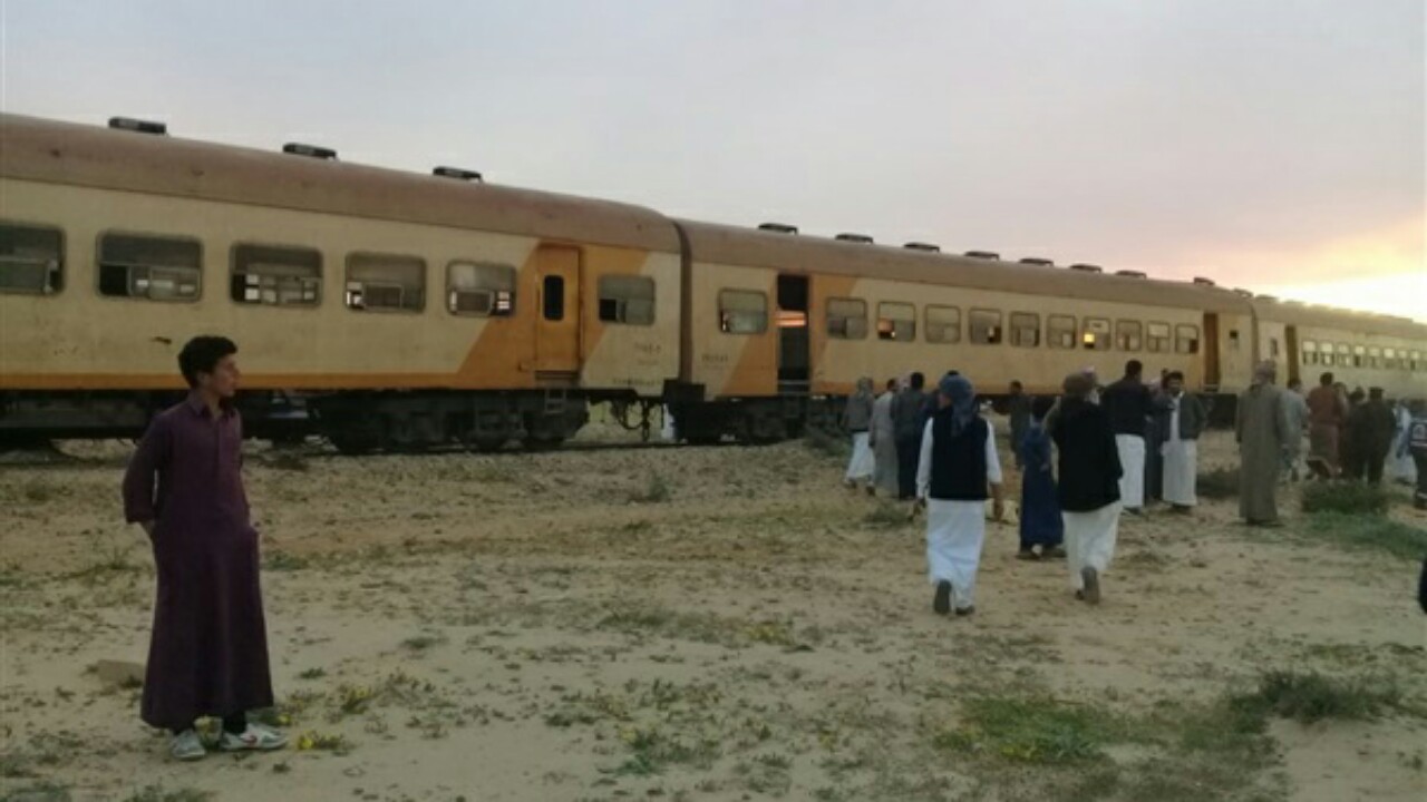 حادث انقلاب قطار مصر يسفر عن إصابة 24 شخصا