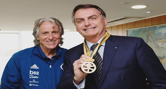 شاهد.. جيسوس يقلد رئيس البرازيل ميدالية السوبر البرازيلي