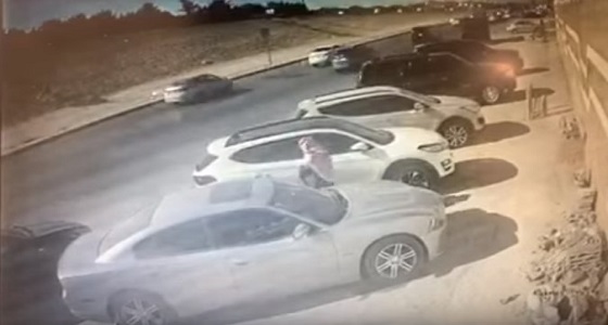 بالفيديو.. شاب يكسر زجاج سيارة ويسرق حاسوبًا في الرياض