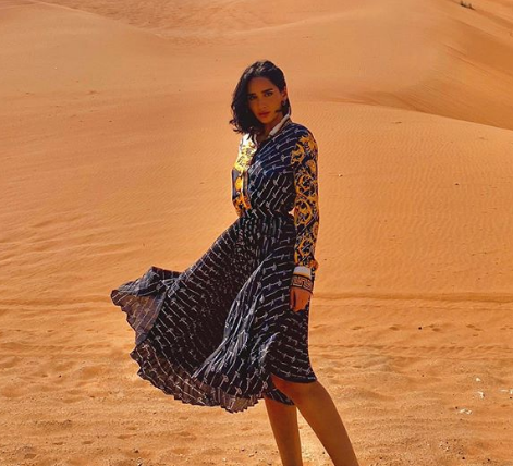صورة مذهلة لـ«هلا» وحيدة وسط الصحراء
