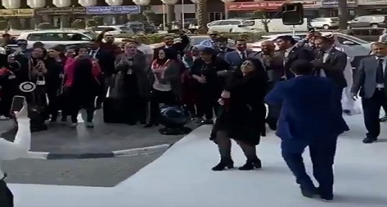 إحدى الجاليات ترقص في الشارع الكويتي على أغنية«خمور وحشيش» (فيديو)