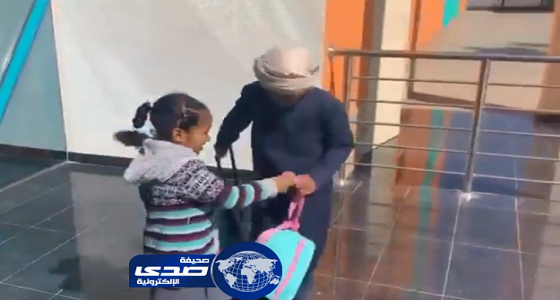 فيديو مؤثر لطفل يتيم يوصل أخته يوميا إلى المدرسة ويسأل عن مستواها