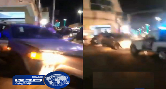 بالفيديو.. القبض على قائد مركبة قاوم رجال الأمن وصدم سيارة متعمدا في الجوف