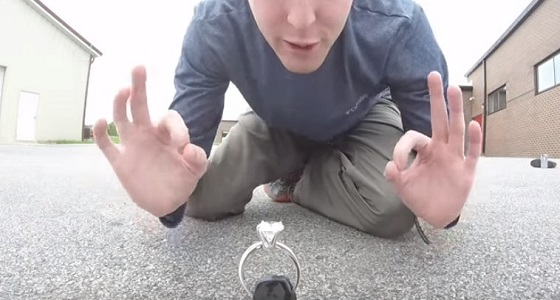 بالفيديو.. شاب يرسل خاتم الخطوبة لحبيبته من الفضاء
