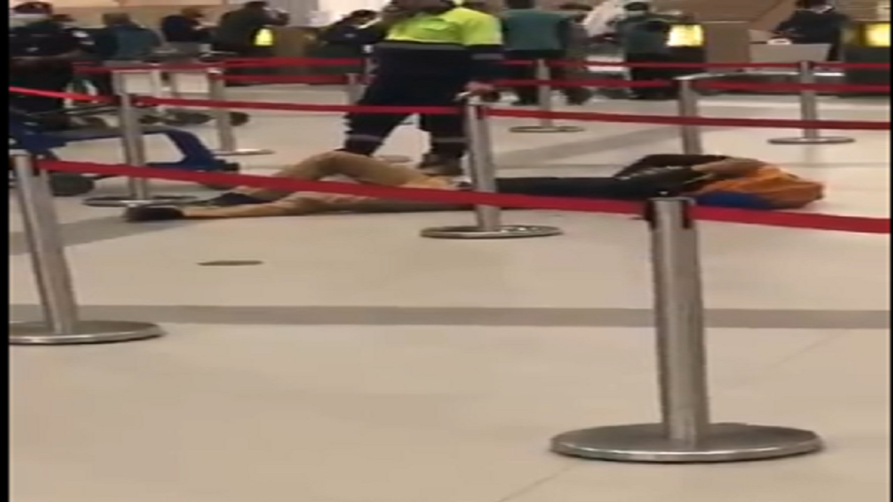شاهد.. شخص يرقد بشكل مريب في مطار الكويت