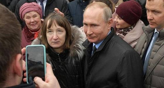بالفيديو.. امرأة تضع بوتين في موقف محرج بمقارنة راتبه براتبها وكيف تعيش