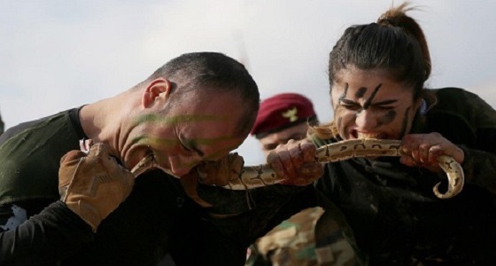 شاهد .. فتيات ورجال يلتهمون ثعابين وأرانب حية