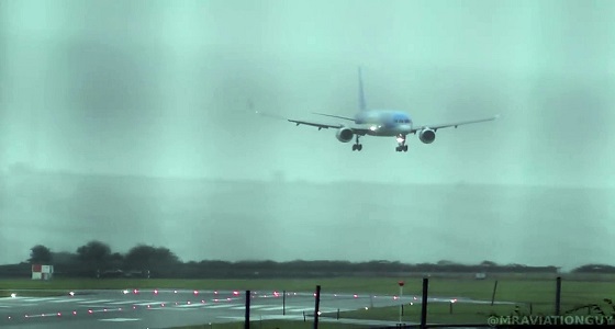 شاهد .. طائرة تصارع عاصفة ورياح شديدة من أجل النجاه