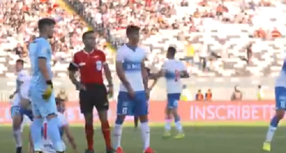 بالفيديو .. أحداث خطيرة تُدمر مباراة كرة قدم وتُصيب أحد اللاعبين