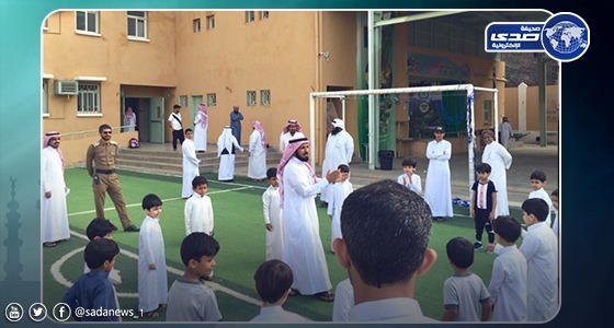 اقتياد معلم من مدرسته أمام طلابه في الداير بني مالك للشرطة