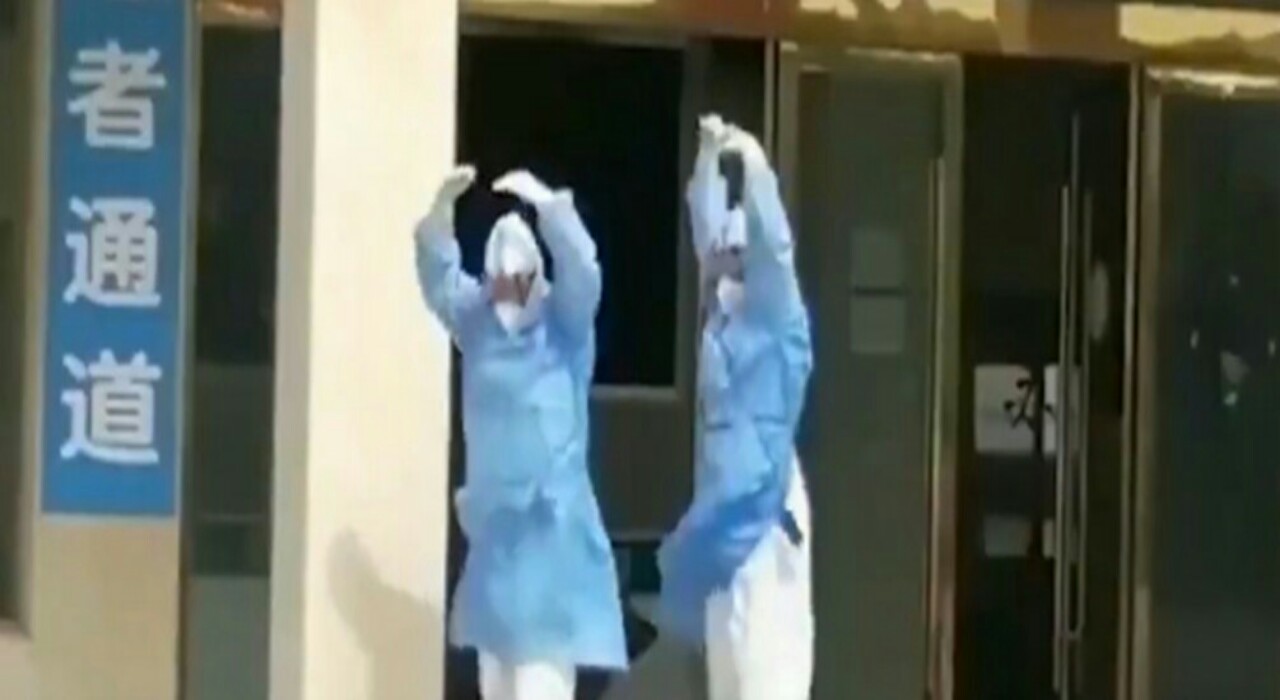 شاهد.. ردة فعل غريبة لممرضتين بعد شفاء مصابين من كورونا 