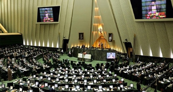إيراني يدعو لإحراق رجال الدين بعد استبعاده من الانتخابات