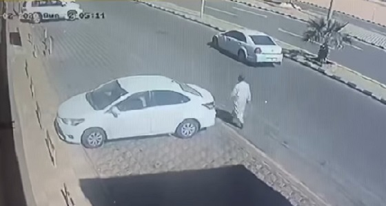 فيديو .. مجهول يحطم رأس عشريني ويتركه بداخل سيارة في حائل