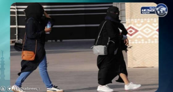 شاهد.. مواطنة للفتيات : «إنتي مو أكل مكشوف كل من يتفرج على كِرشك»