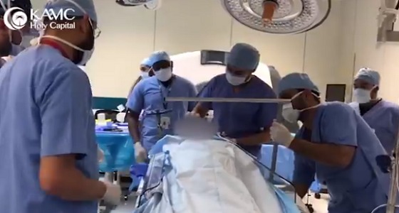 إجراء جراحة معقدة داخل جمجمة مريض وهو في وعيه ( فيديو)