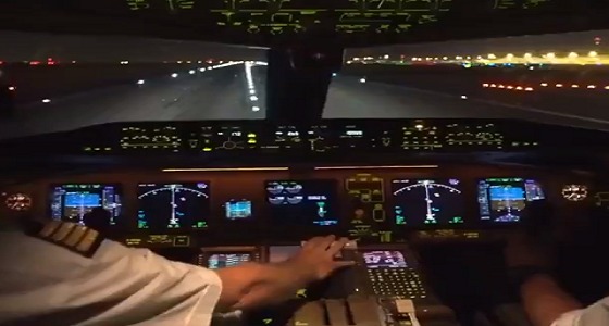 لحظة إقلاع طائرة من داخل قمرة القيادة (فيديو)